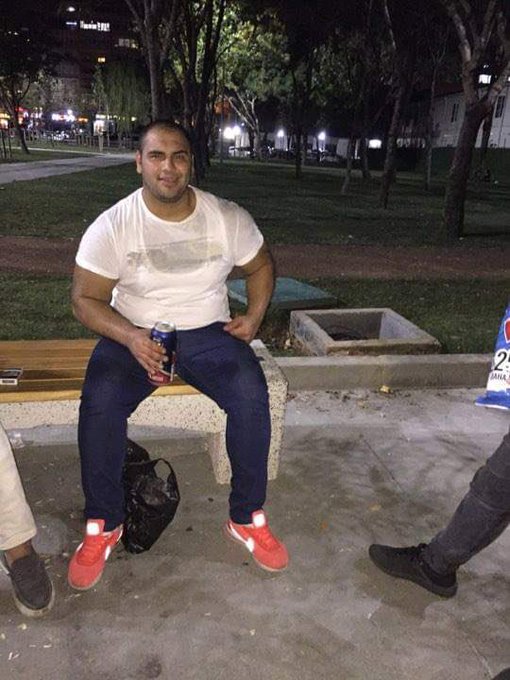 Bu pislik uyuşturucu içip annesini katletmiş. Uyuşturucuyu özendiren şarkıcılar tutuklandığında serbest kalsın diye bir yerlerini yırtanlar mutlu musunuz şimdi? Bir sürü genç, çocuk bu şarkıları dinleyip özeniyor uyuşturucuya. #bagcilar #sansursuz