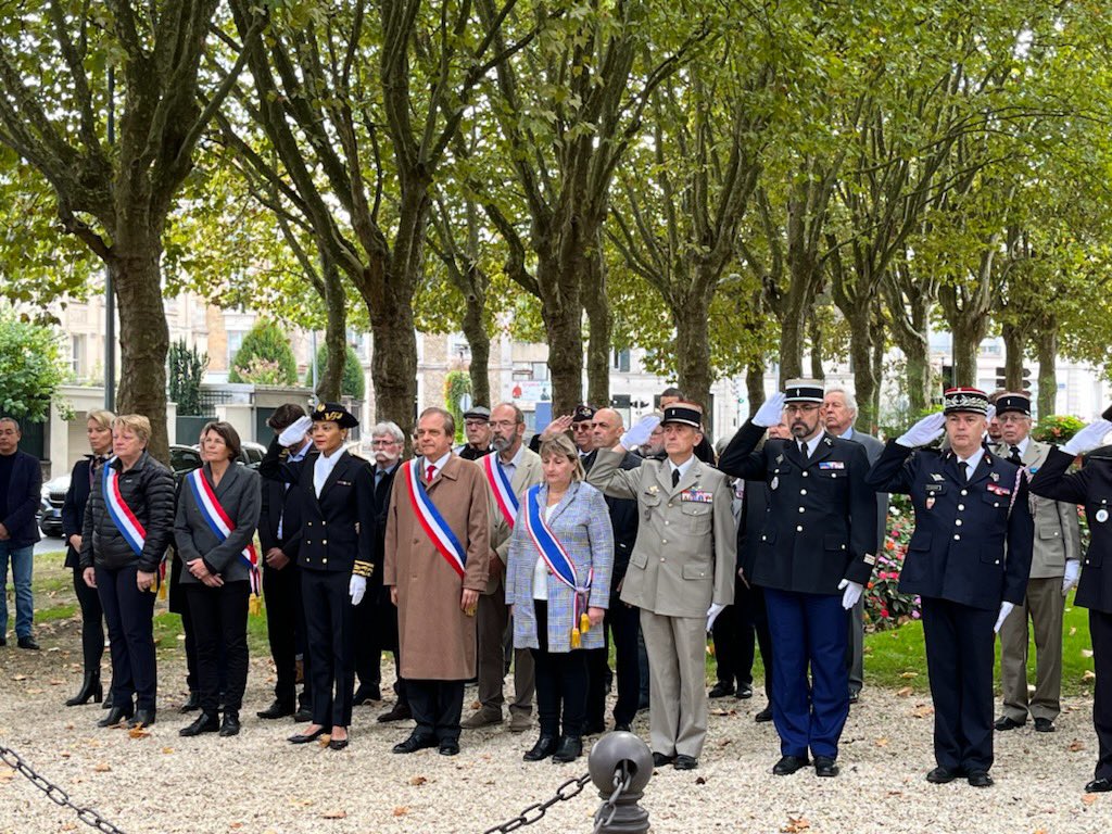 Prefet77's tweet photo. #DevoirDeMémoire 🇫🇷 | La Préfète déléguée pour l’#ÉgalitéDesChances Nadège Baptista a salué la mémoire des harkis et des membres des formations supplétives à #Melun, en présence des parlementaires, des élus et des #AnciensCombattants. https://t.co/xN1PO1qVVc