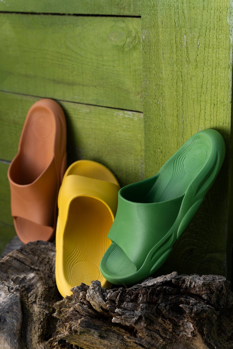 marsea_store's tweet photo. We know you don't want to take the Isolas off your feet, but sometimes it's good to walk barefoot on the ground.

#MarseaStore #YourSummerStory #Isola https://t.co/whglirMG8a