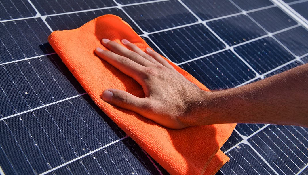 Per garantire un miglior funzionamento dei #pannellisolari nel tempo, è fondamentale occuparsi della loro #manutenzione con attenzione e continuità.
Ecco come pulire i pannelli solari.
ow.ly/Poi350KJXTr
