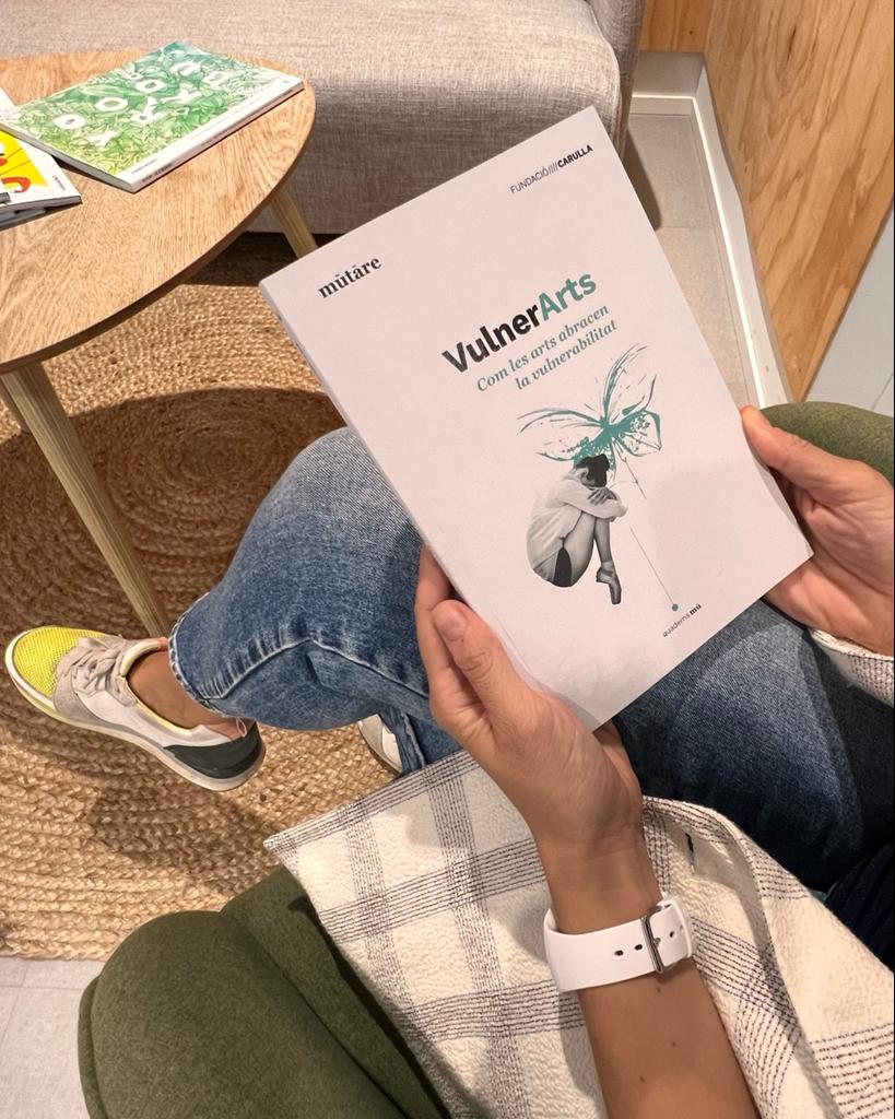 FundacioCarulla's tweet photo. 💥 Ja tenim el nou #QuadernMu versió paper i en digital!
🦋 📚 A 'VulnerArts: com les arts abracen la vulnerabilitat' hem recollit les emocions i els projectes inspiradors a la plenària 'Mutare'22' del passat mes de maig.
#Mutare22 #VulnerArts #FundacióCarulla #reflexions https://t.co/P1zzvaamDD