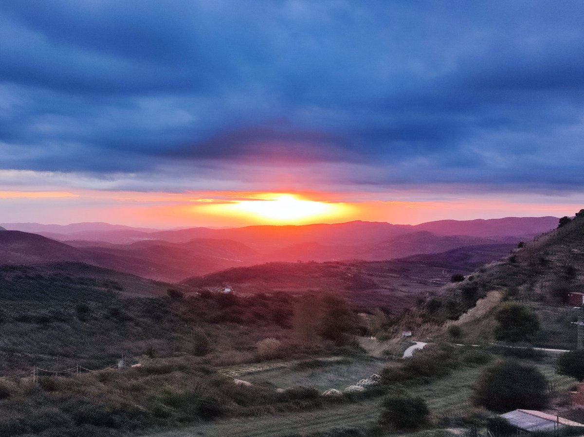 tombatossalator's tweet photo. La tardor ja s'arremolina
pels carrerons de la meua ànima,
la vida dorm al caliu de cada paraula.
AGP, Trossets.
#BonDia #AltMaestrat #pensaments #testime #brollamots #TantDeBoFossisAquí https://t.co/lpItsNwSaE https://t.co/DNuVrvwXnK