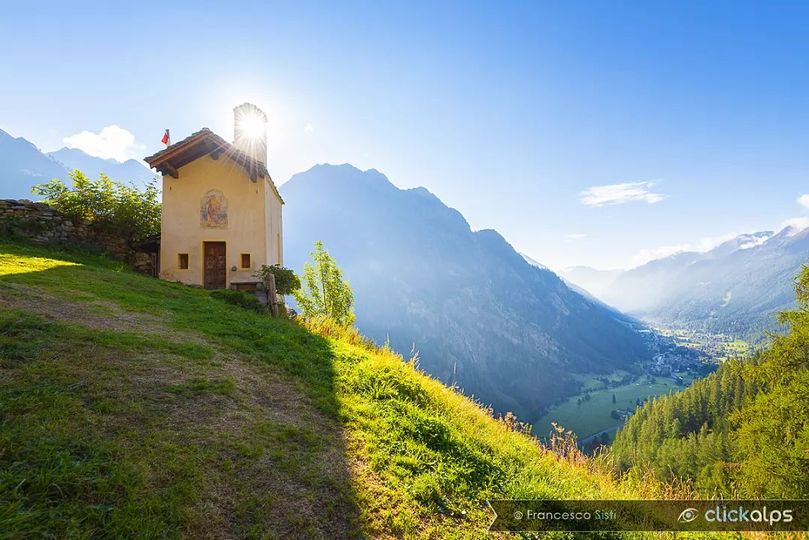 La luce del mattino illumina l'alta Valle di Gressoney (Alpenzu Grande). #Buongiorno dalla #ValledAosta! (📷Armonie Naturali - Francesco Sisti, Clickalps Photographer) #26settembre #VisitValledAosta