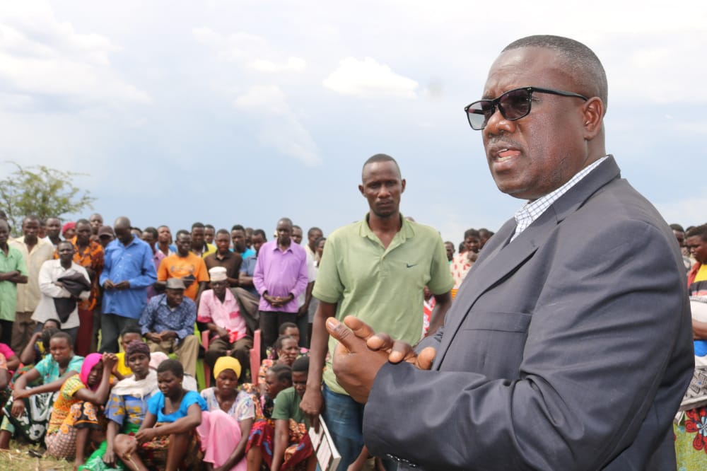 WizaraMNN's tweet photo. #NAIBU Waziri Jumanne Sagini aagiza Jeshi la Polisi Mkoani Mara, kuwasaka watuhumiwa waliohusika na mauaji ya Mzee Omary Iyombe Mkazi wa Kijiji cha Kizaru, Kata ya Muriaza, Wilayani Butiama na kuwaomba wananchi wa Kata hiyo kuwa wavumilivu wakati Polisi wakiendelea na uchunguzi. https://t.co/4foCQ3ERZx