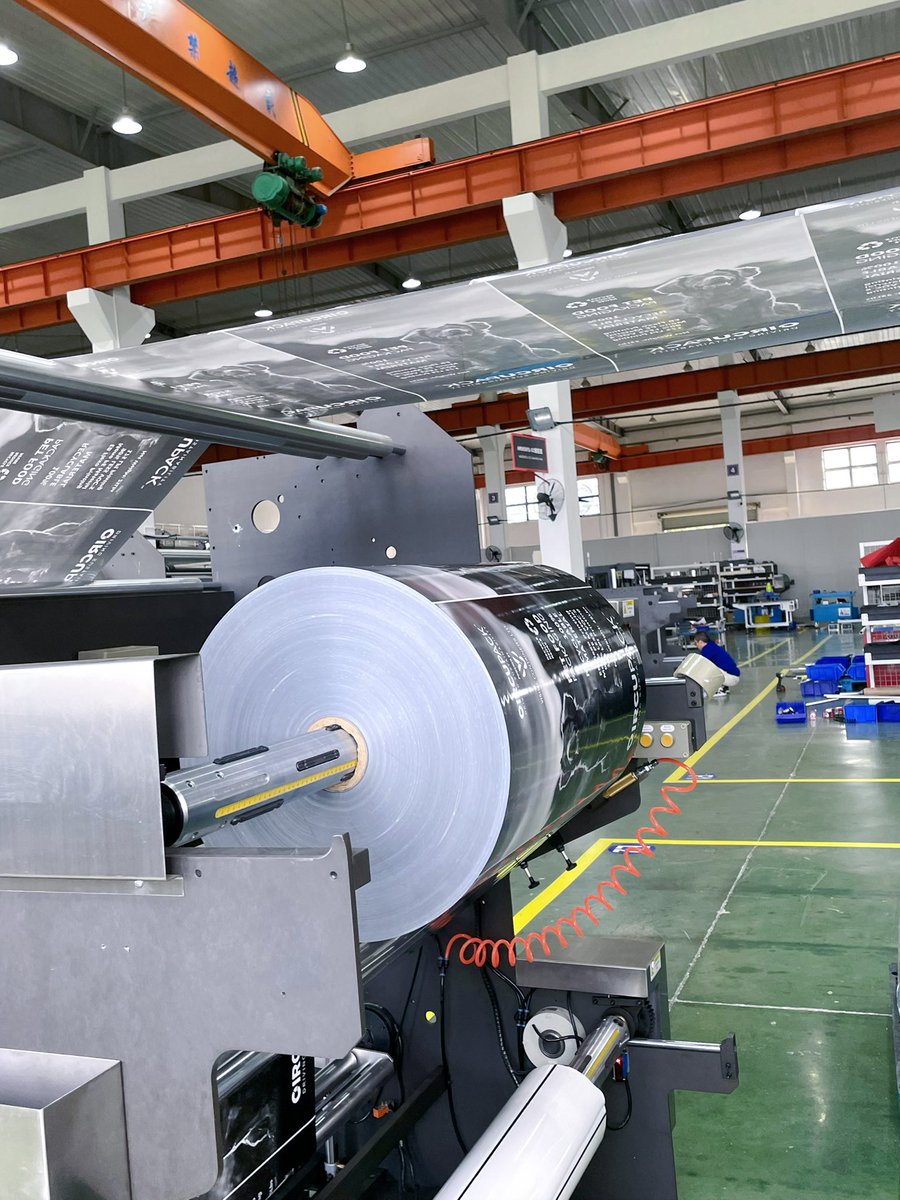 wangxiaopi6's tweet image. Today, flexible packaging is changing society as a protective skin for food and non-food products. However, flexible packaging trends are changing and influencing food producers, suppliers, retailers, brand owners, consumers and recyclers.#flexiblepacking #pouchmakingmachine