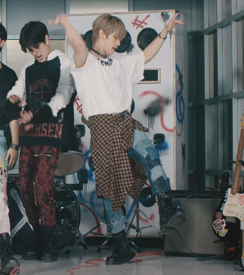 nicoandy724's tweet photo. #StrayKids <#MAXIDENT >
#UNVEILTRACK 1 “#SUPERBOARD"
🔗https://t.co/J5BYmOzinP
Lee Know😈🐰 Pt.2
Givenchy
👕 x Chito Printed T-shirt
https://t.co/eB2aq0ozTt
JUNYA WATANABE MAN COMME des GARCONS
👖Patchwork Denim (2018)
https://t.co/4YWq6rIRf2
#Day11ToMAXIDENT
#CASE143 https://t.co/KwEruW1H67