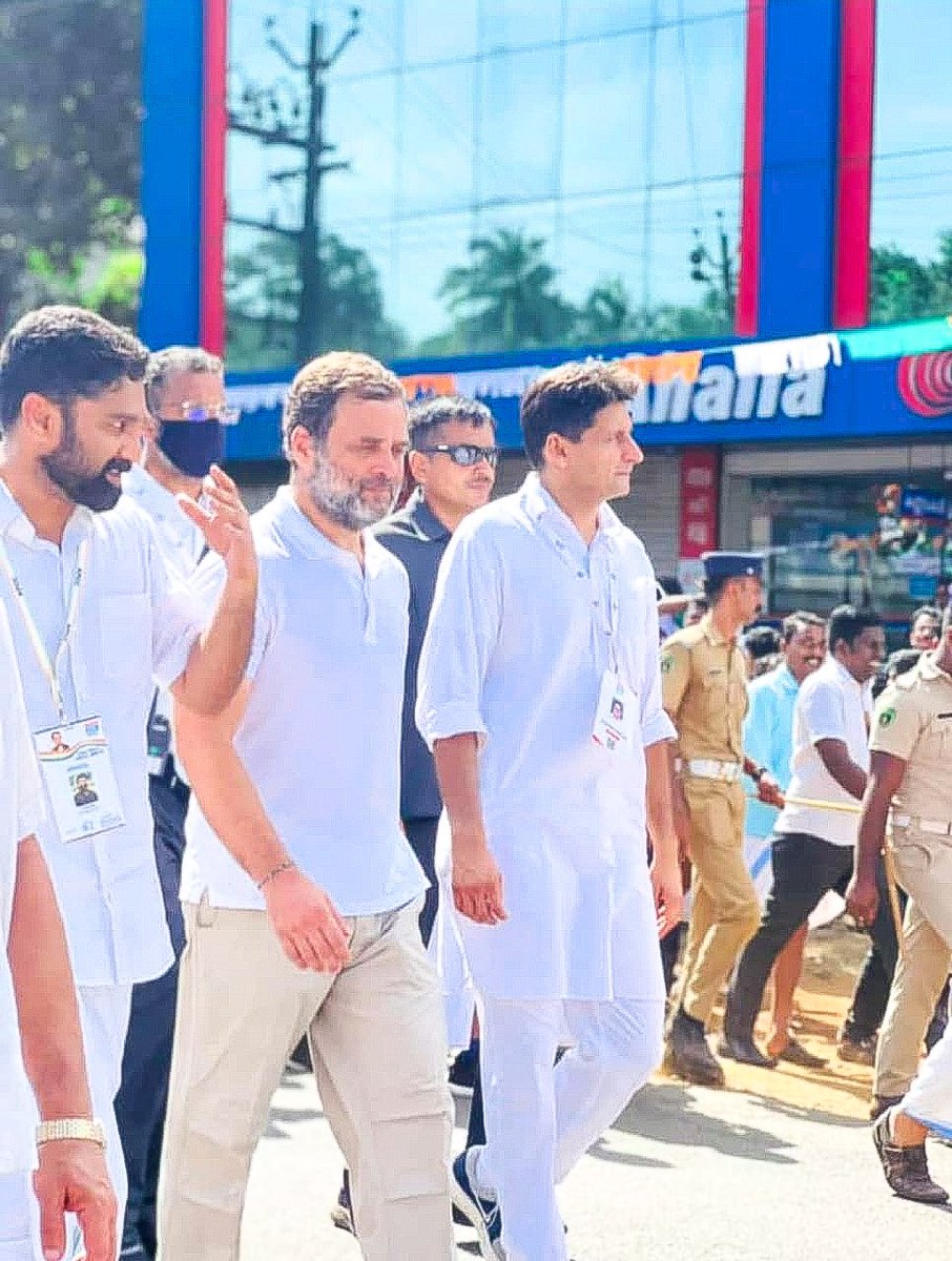 BalramVt's tweet photo. BOSS @പട്ടാമ്പി❤️‍🔥✊🏻
ചരിത്ര യാത്രയ്ക്ക് ചരിത്രമുറങ്ങുന്ന പാലക്കാടൻ മണ്ണിലേക്ക് സ്വാഗതം.
@RahulGandhi
#BharatJodoYatra 
@VTBALRAM
@BalramVt
#VTBalram #vtbalrambrigade #RahulGandhi #bharatjodoyatrakerala #pattambi #palakkad 
ഒരുമിക്കുന്നചുവടുകൾ_ഒന്നാകുന്നരാജ്യം
#BharatJodoYatra https://t.co/FuE1Ccqa75