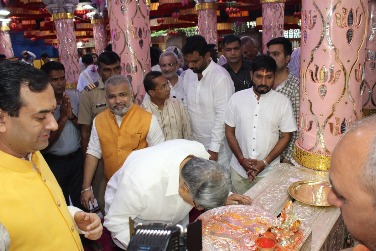 ChDadaPatil's tweet photo. आज शारदीय नवरात्रौत्सवाची सुरुवात! यंदा सर्वत्र गणेशोत्सवाप्रमाणे नवरात्रौत्सवही उत्साहात साजरा होत आहे. आज सकाळी पुण्यातील सारसबाग परिसरातील महालक्ष्मी मंदिरात जाऊन आई महालक्ष्मीचे दर्शन घेतले. तसेच सर्वांना सुख, समृद्धी आणि उत्तम आरोग्यासाठी प्रार्थना केली.
#NariShaktiYuvaJosh https://t.co/PSjWXZPCNB