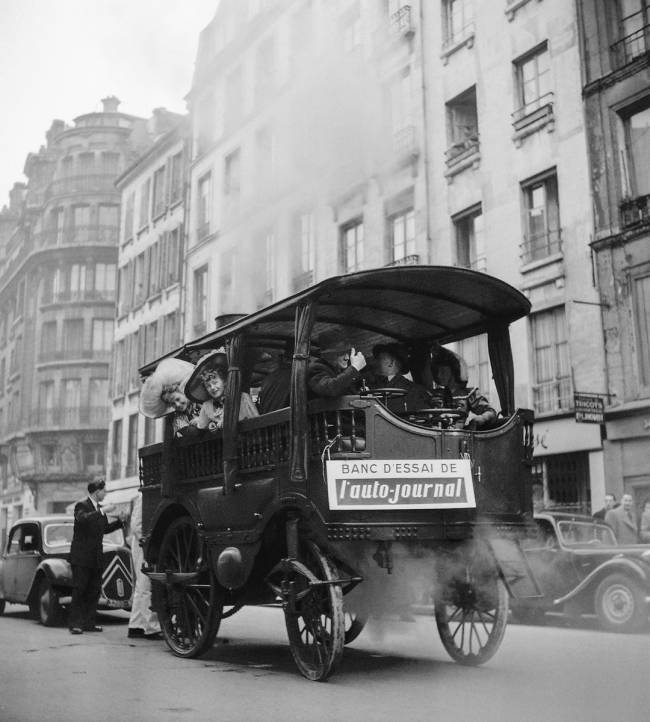 ParisAMDParis's tweet photo. Rue des Archives. 
L'Obéissante, première voiture à vapeur datant de  1875, circulant dans une rue de la capitale 
1951  Paris https://t.co/pQjlhoyYQS