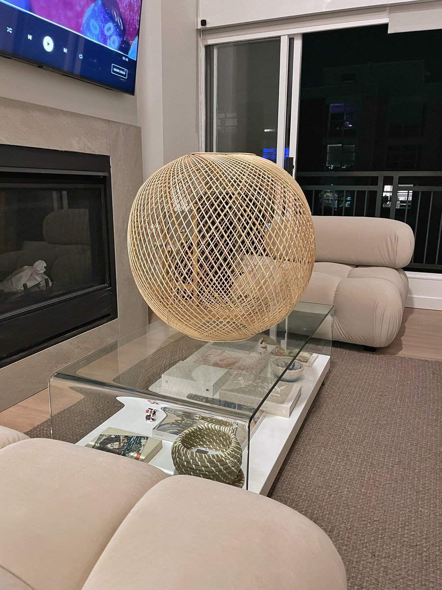 xhiyu's tweet photo. Finally settled in enough to start decorating 😌 Been envisioning this for months now. Last pic is my main light fixture yet to be hung up. https://t.co/IguiYOvlIS