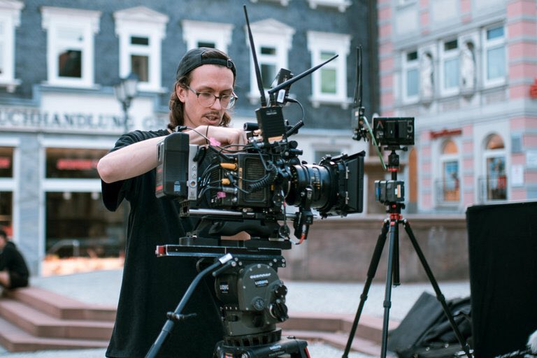 Das größte studentische #Filmprojekt in #Thüringen, #ilmpressions, ist wieder gestartet! Alle 2 Jahre produzieren mehr als 50 #Studierende verschiedener Fachrichtungen <a href="/TU_Ilmenau/">TU Ilmenau</a> unter dem Dach der <a href="/fem_office/">FeM</a> gemeinsam einen Film. Mehr über das Projekt: bit.ly/3rdbEdK