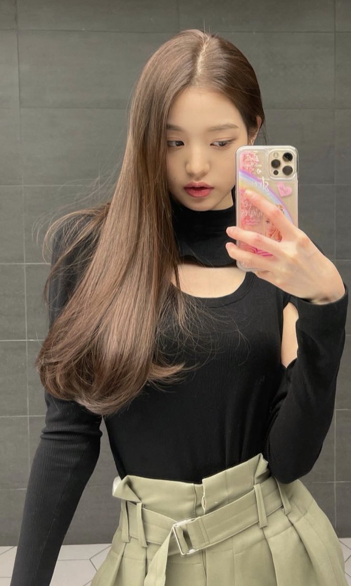iveeey04_'s tweet photo. #WONYOUNG VIRAL MOMENTS IN PARIS (A THREAD): https://t.co/kzrnIfPLEx