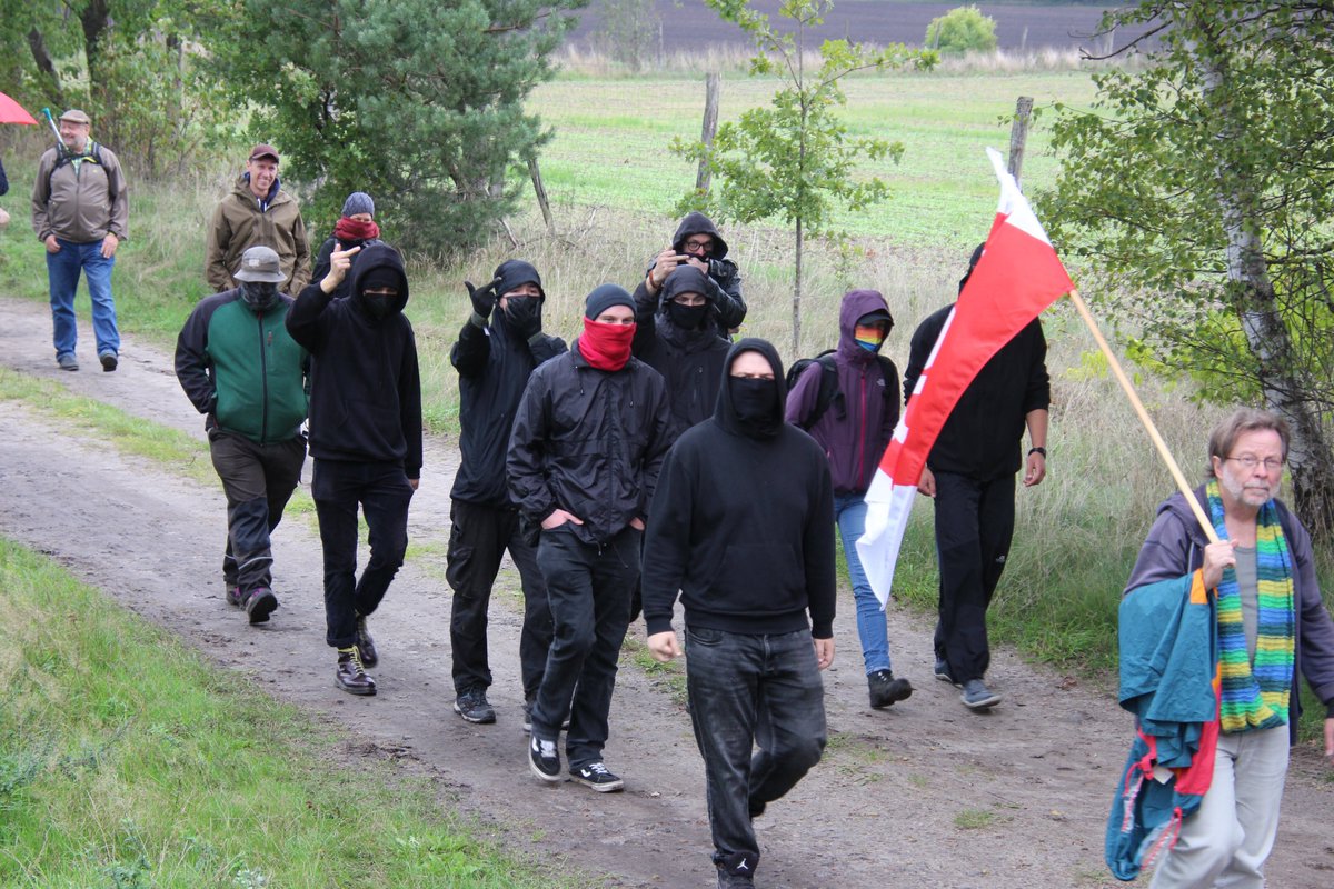NDS_JN's tweet photo. #Niedersachsen: Gelegentlich versammeln sich zu selbstdarstellerischen Zwecken antideutsche Elemente vor einem heimattreuen Objekt in #Eschede.
An dieser Stelle möchten wir euch die gruseligen Fratzen nicht vorenthalten.🔍 #E2409 https://t.co/91hYzGbqOi