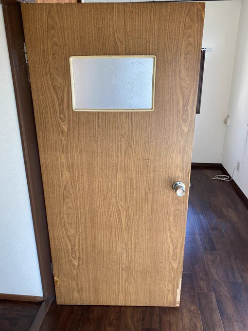 部屋のドアは、部屋側は収納扉とおそろ柄(収納扉もこの前直した)、廊下側は壁紙と揃えて白に 