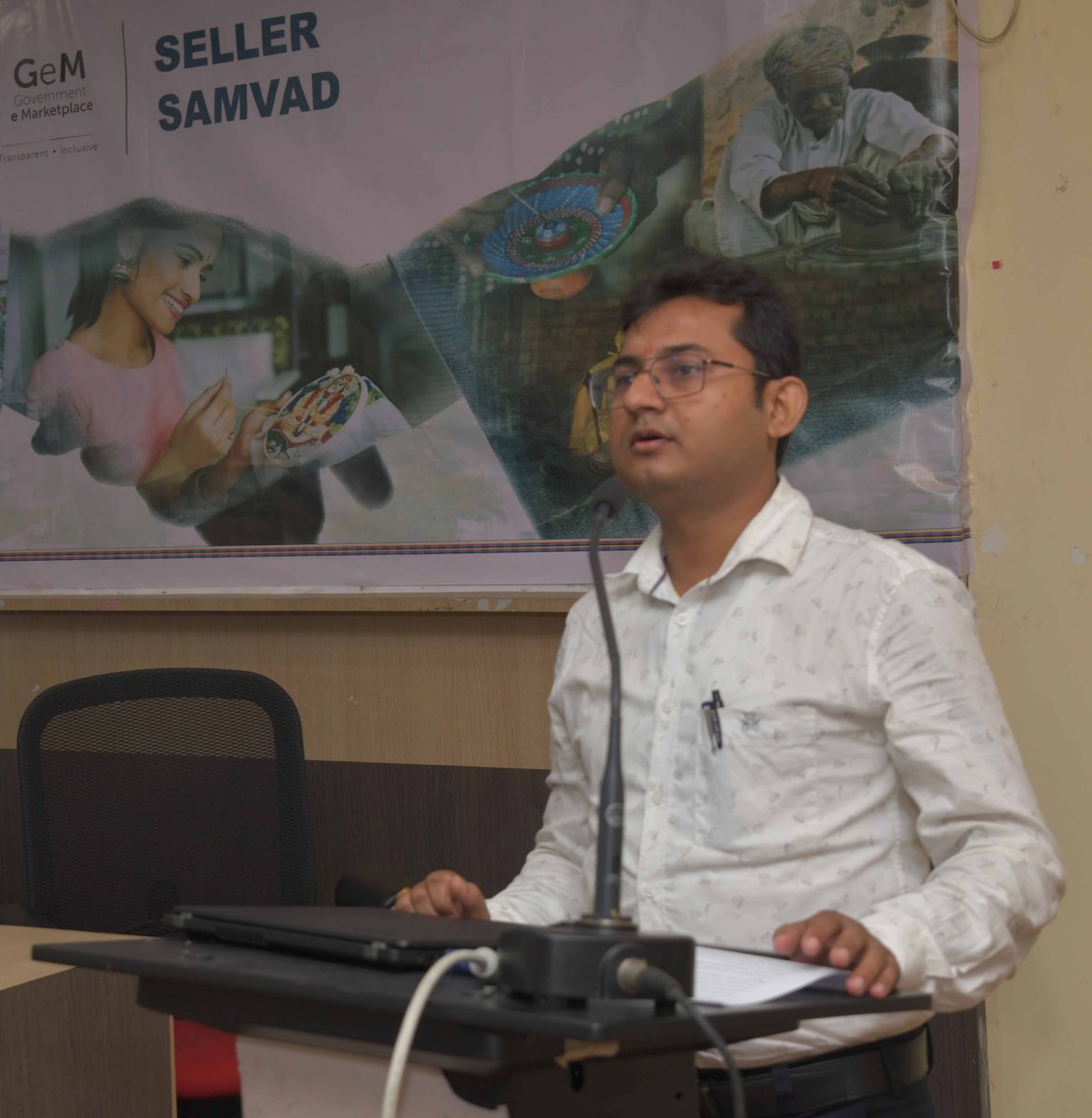 PIB_Guwahati's tweet photo. Some sellers on @GeM_India shared their experience about using the digital platform during #GeMSellerSamvad organised in #Guwahati today. https://t.co/Sa8tlZ03yS