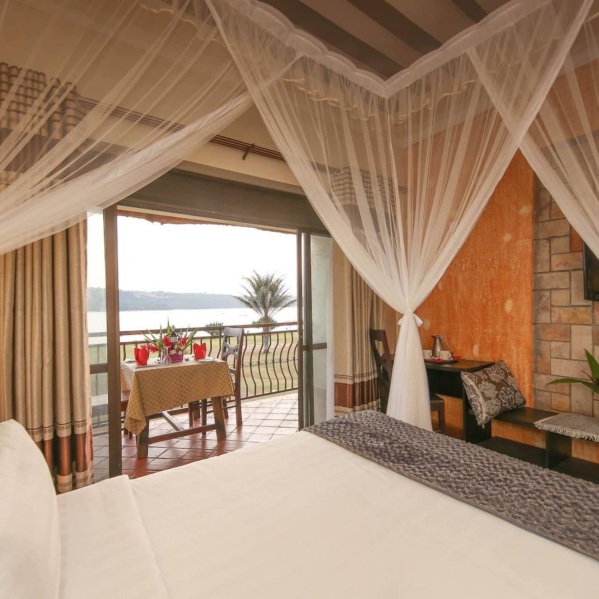 @PiusPitches @KemptenSafaris @OceanicVTours @audiophile_ug @GlampUganda Definitely opting for the lake side room.