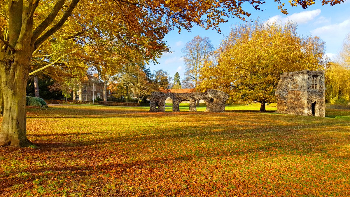 Whatever the time of year, you can be sure that Bury St Edmunds' Abbey Gardens will always look spectacular! 🍂

#BuryStEdmunds #AbbeyGardens #Autumn 

📷 Amy Martin
