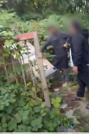 daveatherton's tweet photo. In Manchester David Holmes confronted two men who dumped a 7 foot fridge near his property. Apparently they run a takeaway food establishment near by. 

Councillor Barbara Bentham @CllrBentham said "at this stage no offence has been committed." 🙄
https://t.co/R2J8byYku0 https://t.co/v5hkZjHzxQ