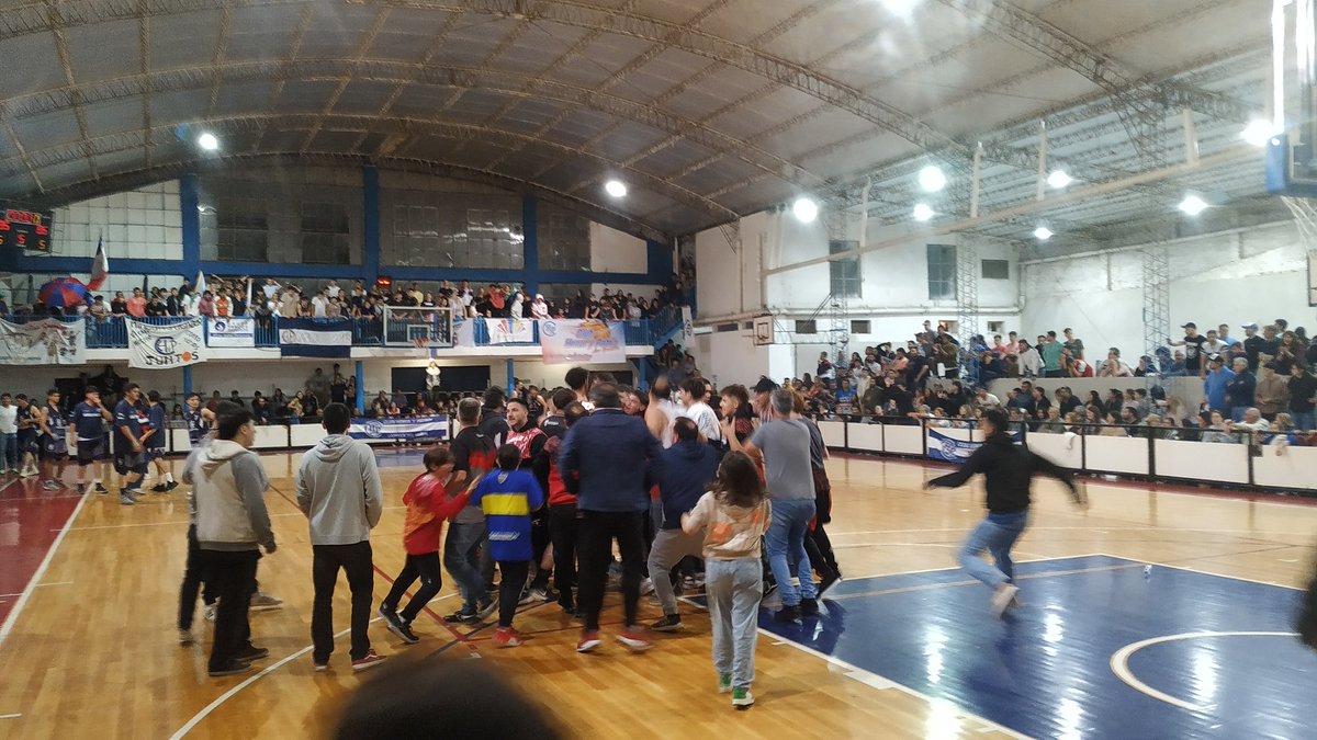 ZarateBasquet's tweet photo. #Primera #ABZC
Final en #Capilladelseñor, ganó el rojo y hay tercer partido!
#HonoryPatria 85
#Independiente 86 https://t.co/WYSFHmX8My