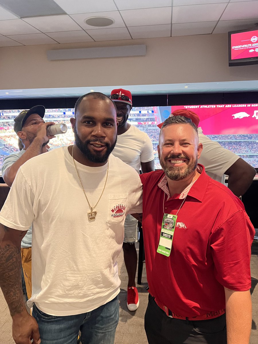miked007's tweet photo. Awesome weekend in Dallas!! 
We ❤️ our HOGS!! Tough loss 
Let’s go get Alabama Saturday. 
#ItsARedOut #woopig #Arkansas #Razorbacks #YesSir #LoveOurTeam #GOHOGS #NWArkansas #Football #JerrysWorld https://t.co/RQovXNnEK0
