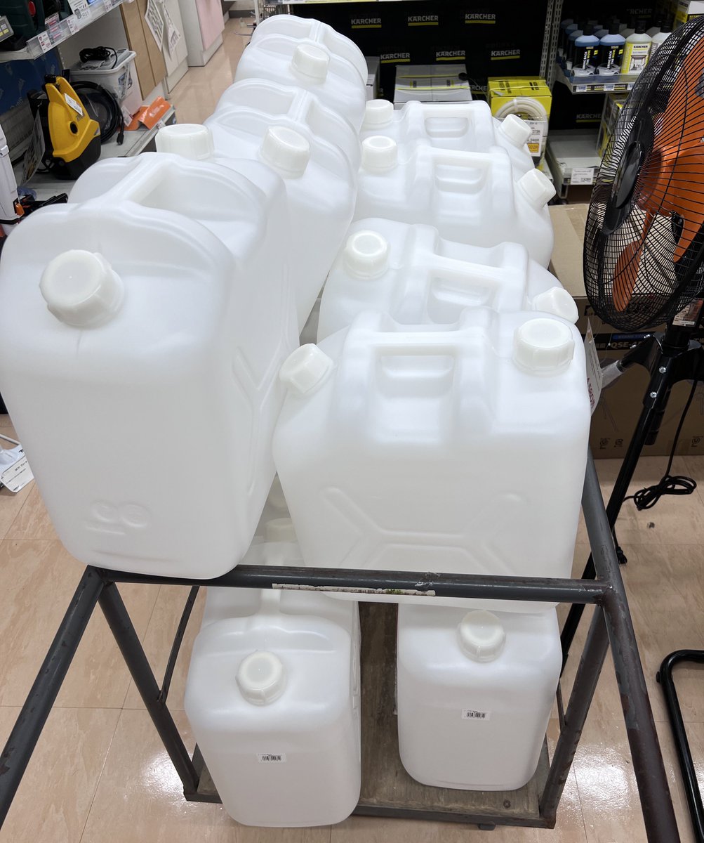 sachicoffee1976's tweet photo. ひとまず19個在庫あったから買った。
20リットル。
家で水を入れていくのは問題ないのだけど時間かかる。

何かいい方法ないですか？

助けになるかわからない。
でもこれは私の中の挑戦でもあります。
やったことないことやってみる。
フレンズさん清水区にいるし。

断水が途中解除されてもいい。 https://t.co/D5SXmGu5GS