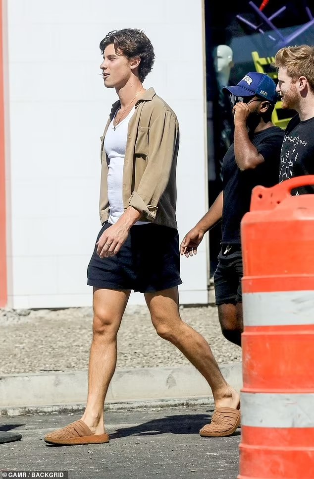 📸| Shawn Mendes with friends today in Los Angeles, CA — Sep. 25