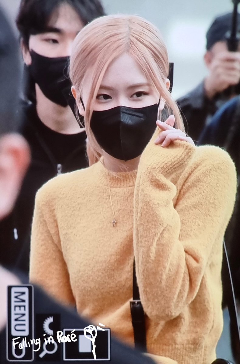 FALLING IN ROSÉ tweet media