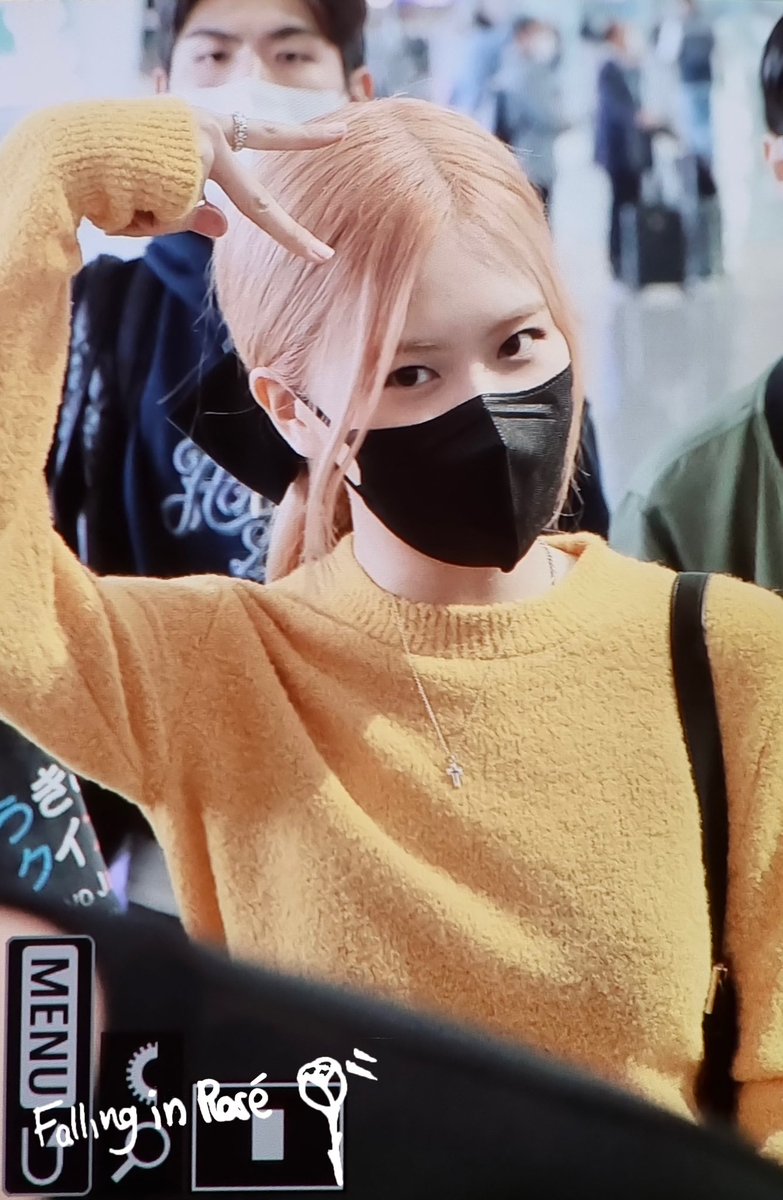 FALLING IN ROSÉ tweet media