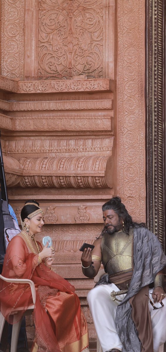 rparthiepan's tweet photo. Conti…
அழகென நான் காண்பது…
பிறைநிலவு வானில் இருந்து மறையுமுன்னே
முழுநிலவாய் படப்பிடிப்பு தளத்தில் நுழைபவர் 
வசனங்களை(இடை வரும் புன்னகை உட்பட) மனப்பாடம் செய்து one more கேட்கா egoவுடன்
தயாராகிவிட்டு,பின் அனைவரிடமும்(selfie) அன்பொழுக பழகுகிறார். https://t.co/eQzvyTzopg