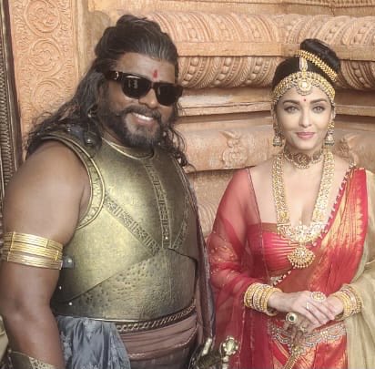 rparthiepan's tweet photo. Conti…
அழகென நான் காண்பது…
பிறைநிலவு வானில் இருந்து மறையுமுன்னே
முழுநிலவாய் படப்பிடிப்பு தளத்தில் நுழைபவர் 
வசனங்களை(இடை வரும் புன்னகை உட்பட) மனப்பாடம் செய்து one more கேட்கா egoவுடன்
தயாராகிவிட்டு,பின் அனைவரிடமும்(selfie) அன்பொழுக பழகுகிறார். https://t.co/eQzvyTzopg