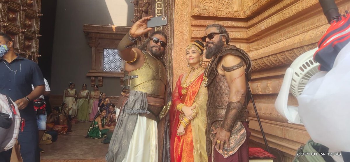 rparthiepan's tweet photo. Conti…
அழகென நான் காண்பது…
பிறைநிலவு வானில் இருந்து மறையுமுன்னே
முழுநிலவாய் படப்பிடிப்பு தளத்தில் நுழைபவர் 
வசனங்களை(இடை வரும் புன்னகை உட்பட) மனப்பாடம் செய்து one more கேட்கா egoவுடன்
தயாராகிவிட்டு,பின் அனைவரிடமும்(selfie) அன்பொழுக பழகுகிறார். https://t.co/eQzvyTzopg