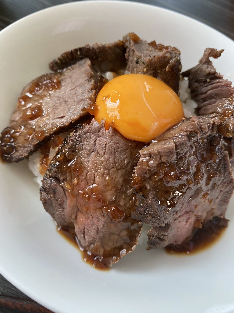 naotoza41's tweet photo. 特製ローストビーフ丼 https://t.co/IWmjtrpLC8
