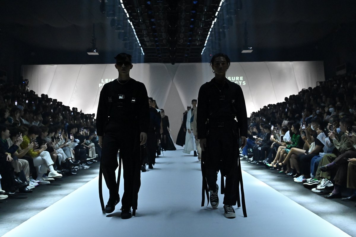 TripleclickTH's tweet photo. แฟชั่นโชว์แบรนด์ #LEISUREPROJECTS คอลเลคชั่น Autumn/Winter 22 ในงาน Siam Paragon Bangkok International Fashion Week 2022
📍https://t.co/yv86blr0eI

#BIFW2022
#BIFW2022xBeOnCloud #LeisureProjectsxBeOnCloud #JeffBarcode #jeffsatur #barcodetin #Nodted #NodtNutthasid #Bluepongtiwat https://t.co/MJA3OcEbtb