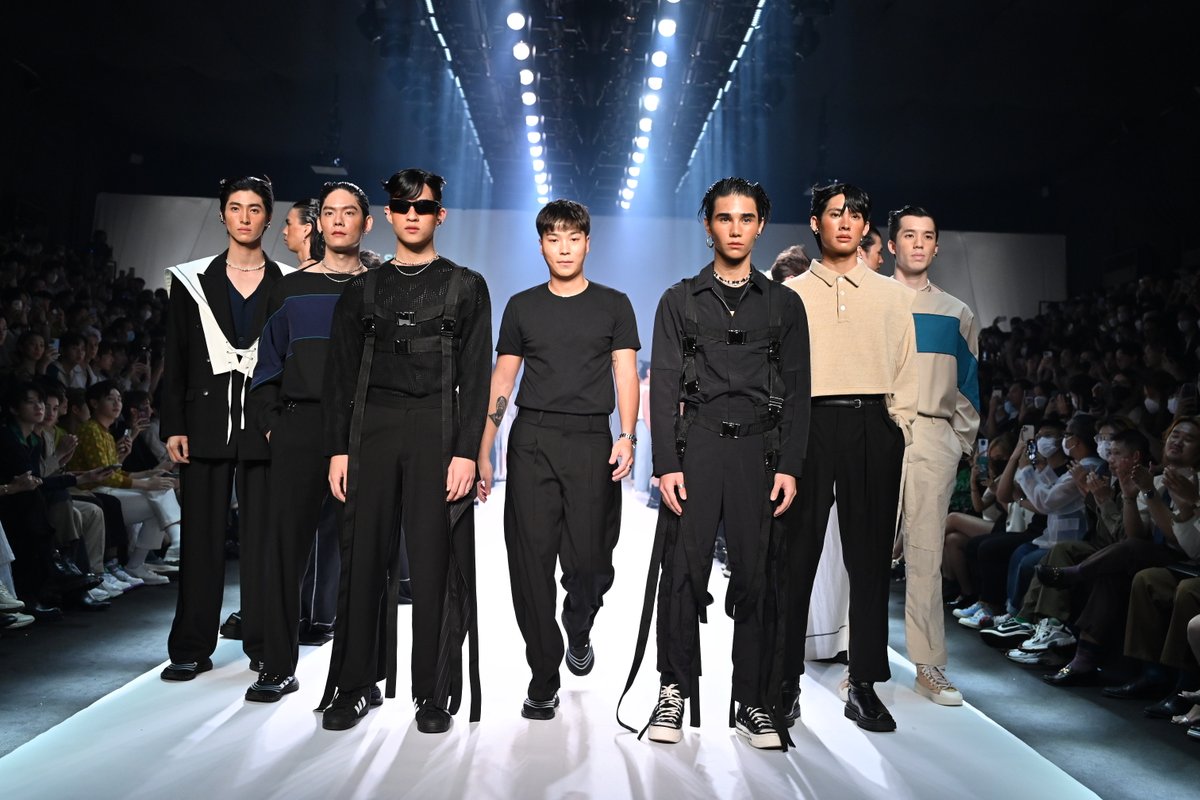 TripleclickTH's tweet photo. แฟชั่นโชว์แบรนด์ #LEISUREPROJECTS คอลเลคชั่น Autumn/Winter 22 ในงาน Siam Paragon Bangkok International Fashion Week 2022
📍https://t.co/yv86blr0eI

#BIFW2022
#BIFW2022xBeOnCloud #LeisureProjectsxBeOnCloud #JeffBarcode #jeffsatur #barcodetin #Nodted #NodtNutthasid #Bluepongtiwat https://t.co/MJA3OcEbtb