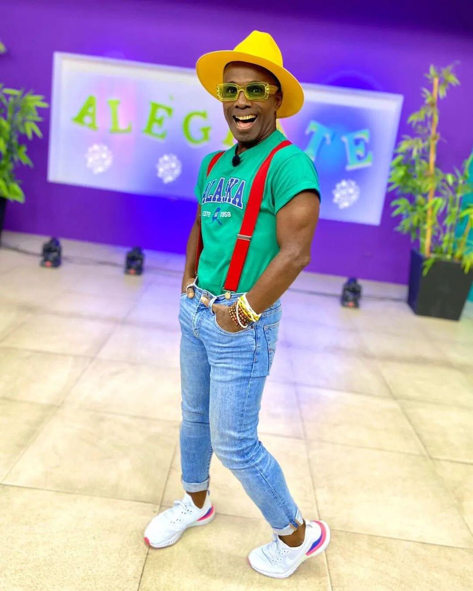 Reyenforma's tweet photo. Así vistió Negrito en Alégrate Sombrero @monikaDuran Chalecos @MATEPLATINO1 https://t.co/wHxauymhMb