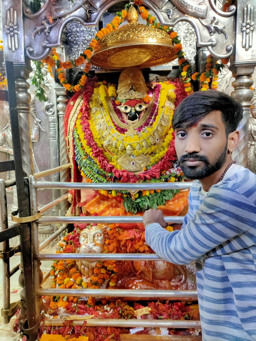 PrinceSahu_01's tweet photo. आप सभी प्रिय जनों को शारदीय नवरात्रि की हार्दिक शुभकामनायें
आदि शक्ति जगत जननी जगदम्बा सच्चे दरबार वाली माँ विंध्यवासिनी की कृपा सदैव आप सभी पर बनी रहें 
जय माँ विंध्यवासिनी🙏🏻 https://t.co/PsSHDiOdmn