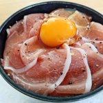 見た目的にもとっても美味しそう!生ハムなどを使った「卵かけご飯」レシピ!