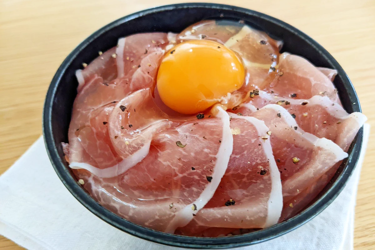 見た目的にもとっても美味しそう！生ハムなどを使った「卵かけご飯」レシピ！
