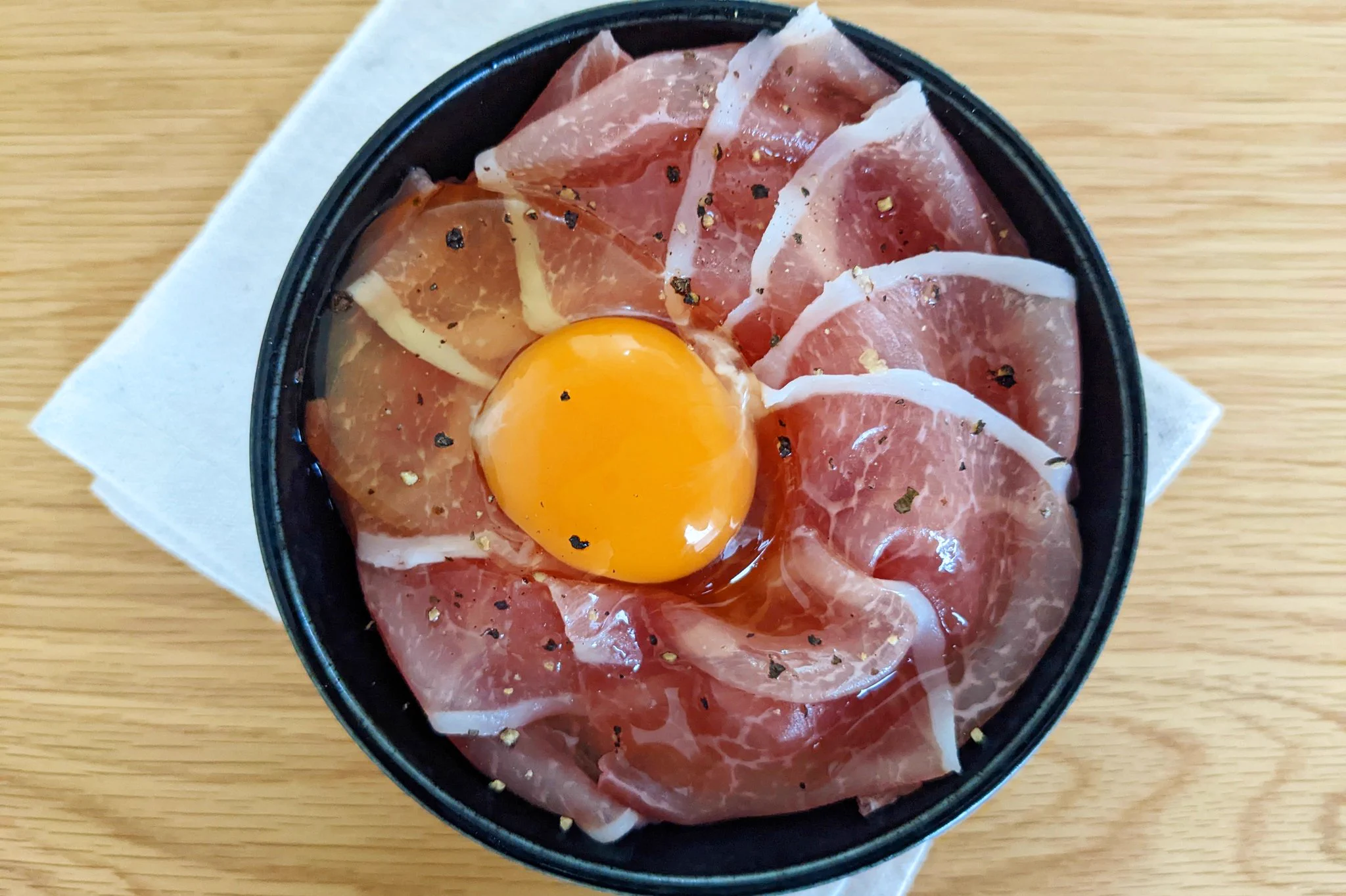 見た目的にもとっても美味しそう！生ハムなどを使った「卵かけご飯」レシピ！