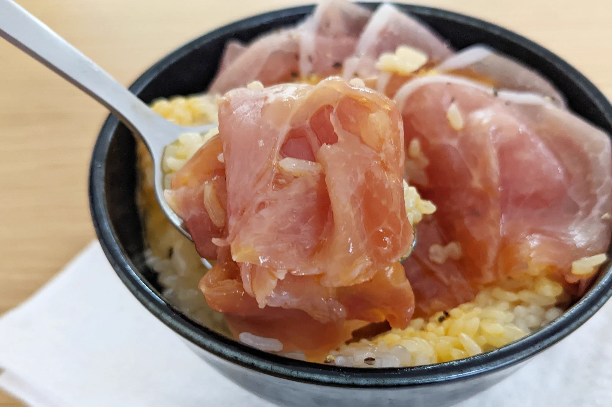 見た目的にもとっても美味しそう！生ハムなどを使った「卵かけご飯」レシピ！