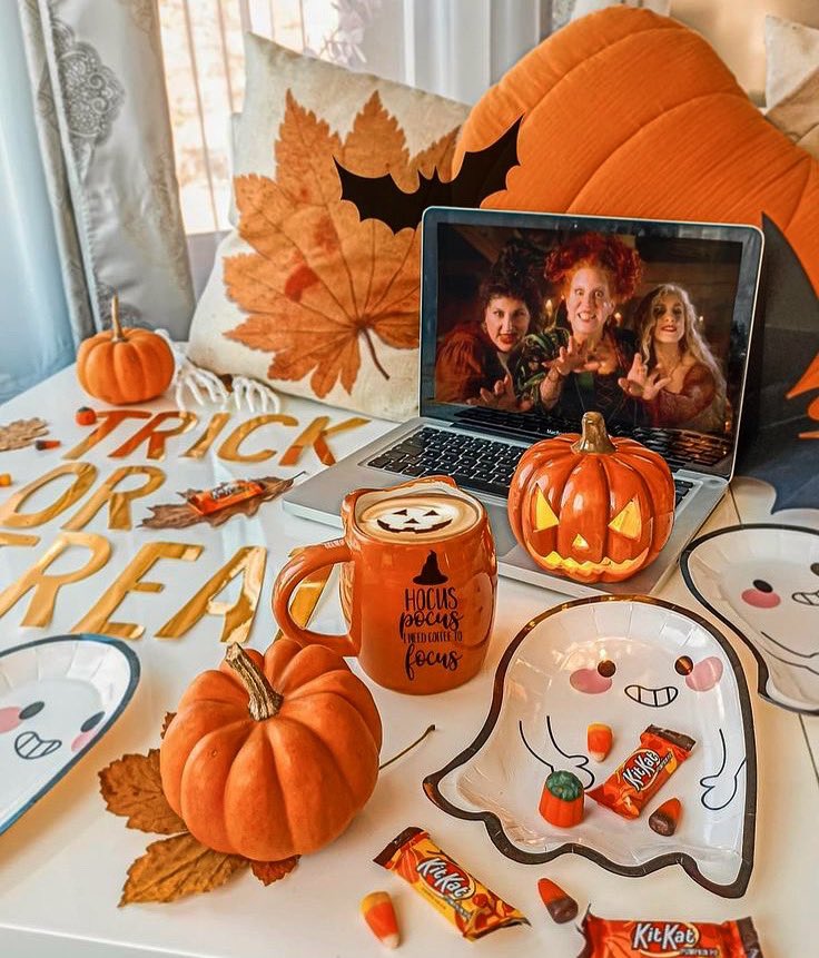 OctobersLeavess's tweet photo. Hocus Pocus and chill? 🎃🧡🎃 https://t.co/9L9IP90YYi