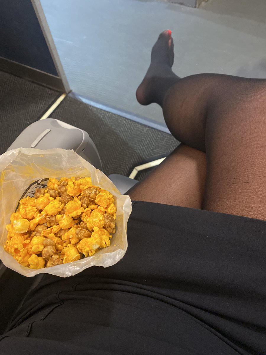 1stClassHarper's tweet photo. When in Chicago NEVER pass up Garrett’s Popcorn!!!  #garrettspopcorn  #popcorn #flightattendant #cabincrew #stewardess #ORD https://t.co/BABwe9NOqB