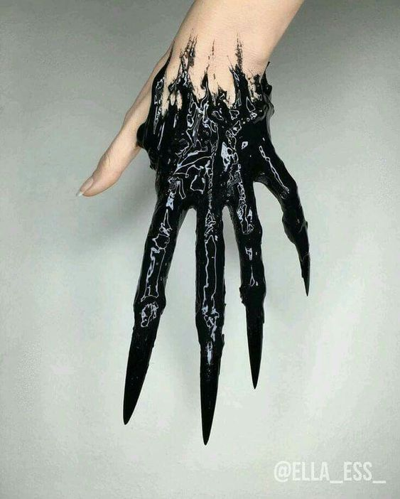 eeranee_'s tweet photo. characters with hands like these 💦💦💦 https://t.co/BoLGpsqAM4