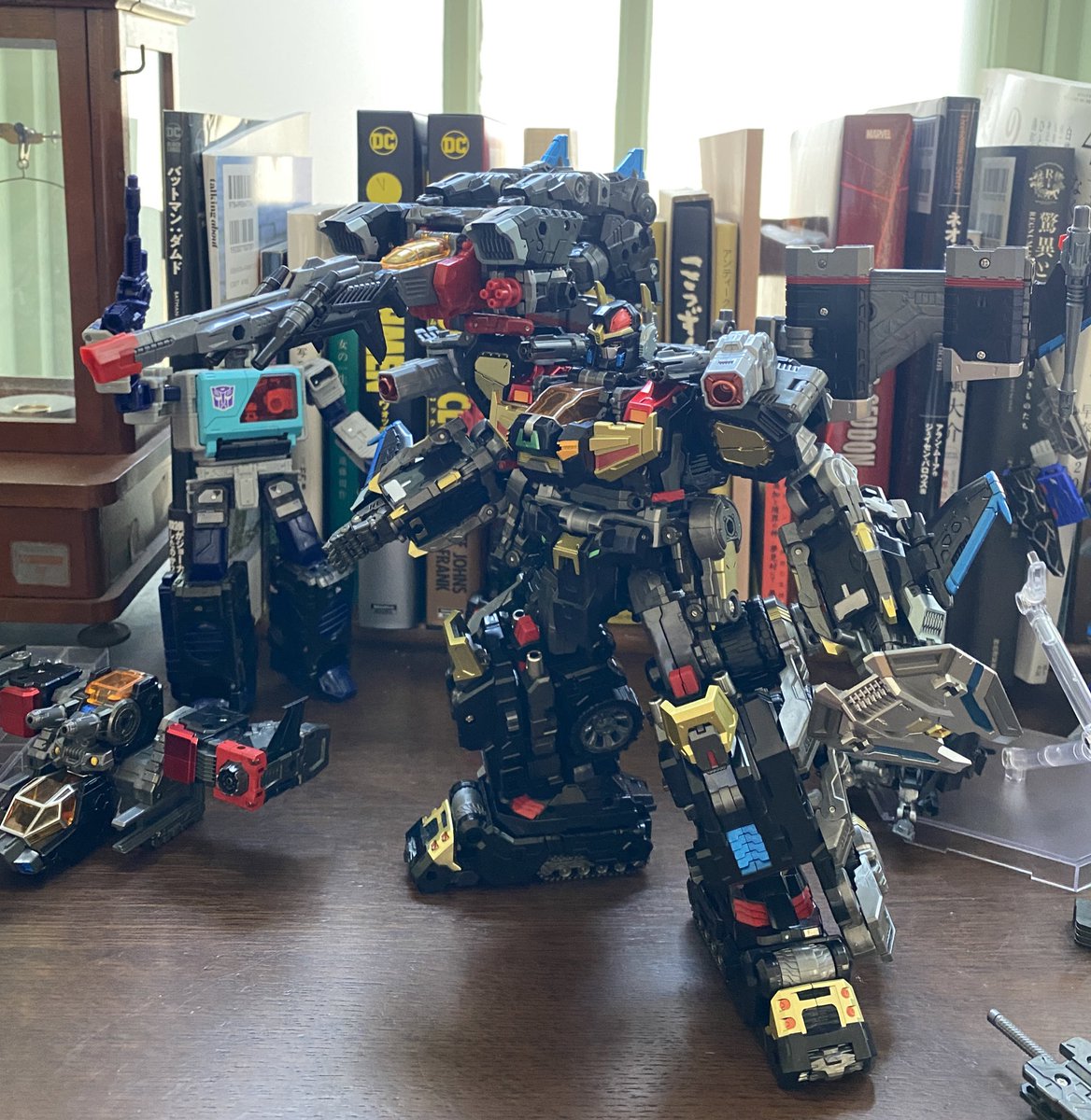 takeCHANG03's tweet photo. パワードコンボイ<PERFECT-SHADOW> その2
勇者シリーズ好きとしては、グレート合体の次は大型武器の連結だよね。
という事でシャドウジェッターを肩に担ぎましょ。ちょうど肩のハッチが開いて連結できるようになってるのは偶然にしても良い!
#ダイアクロン
#パワードコンボイ
#PERFECTSHADOW https://t.co/LAETY7gT7w