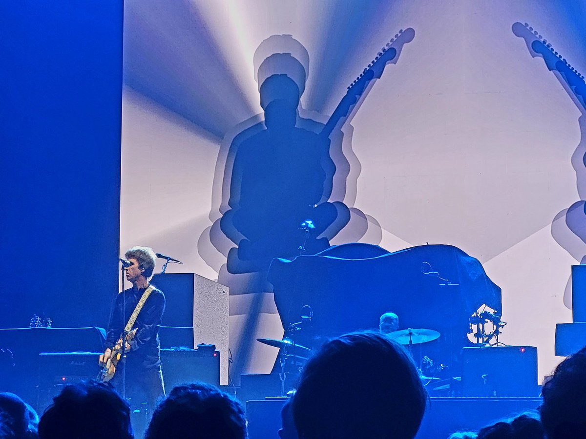 #johnnymarr on a Friday night opening for #thekillers at The Scotiabank Arena..