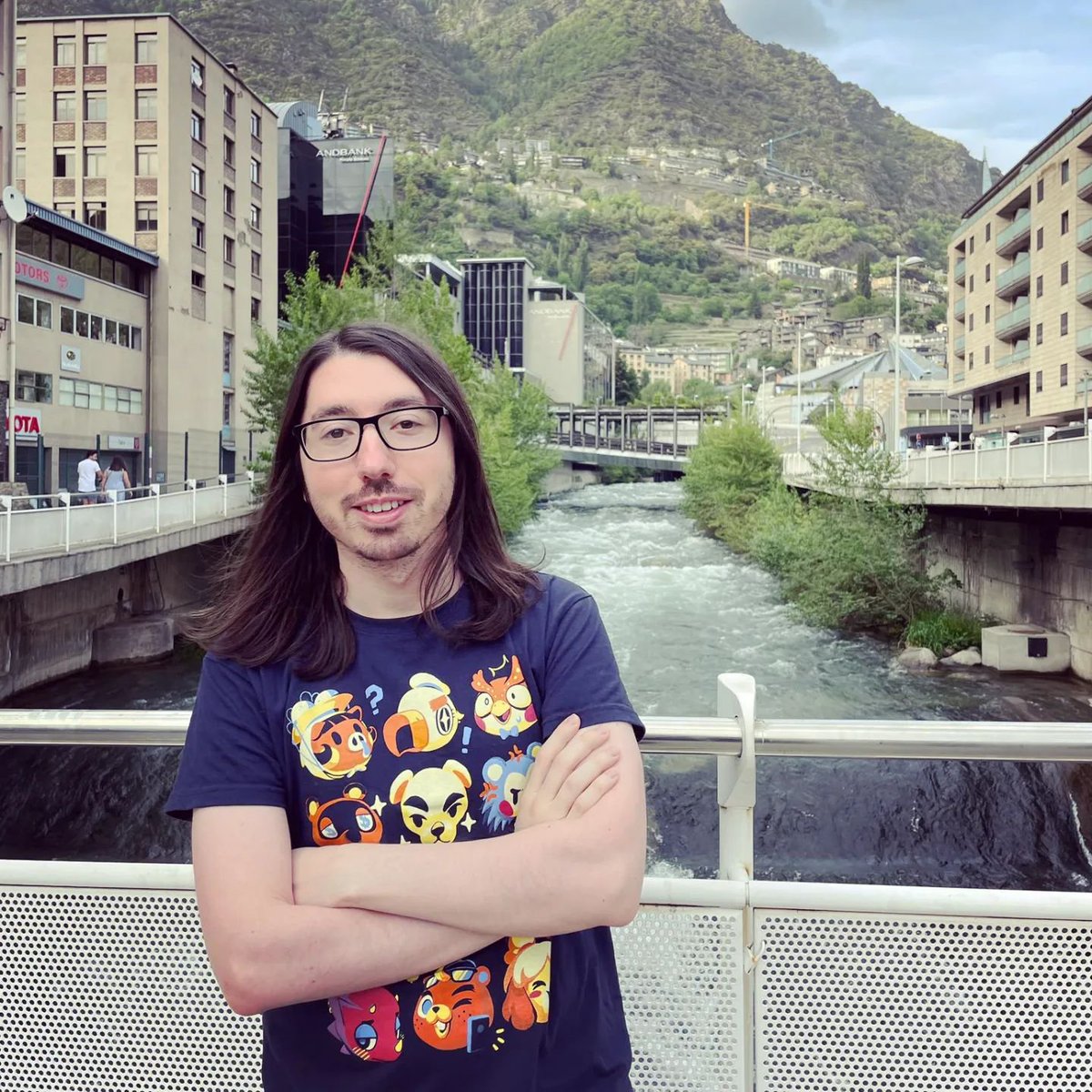 guinxu's tweet image. Este es Guinxu, desarrollador de videojuegos que quería salir guapo en Google Images. Así que decidió twitear unas fotos bien ricas mencionándose a sí mismo.

Cuánta más difusión tenga el tweet, mejor se posicionarán.

Ayuda a Guinxu, tu desarrollador de videojuegos de confianza.