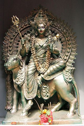 djmtanusar's tweet photo. ॐ देवी शैलपुत्र्यै नमः॥
वन्दे वाञ्छितलाभाय चन्द्रार्धकृतशेखराम्।
वृषारूढां शूलधरां शैलपुत्रीं यशस्विनीम्॥
या देवी सर्वभू‍तेषु माँ शैलपुत्री रूपेण संस्थिता।
नमस्तस्यै नमस्तस्यै नमस्तस्यै नमो नमः॥ https://t.co/xsF7t7sWy7