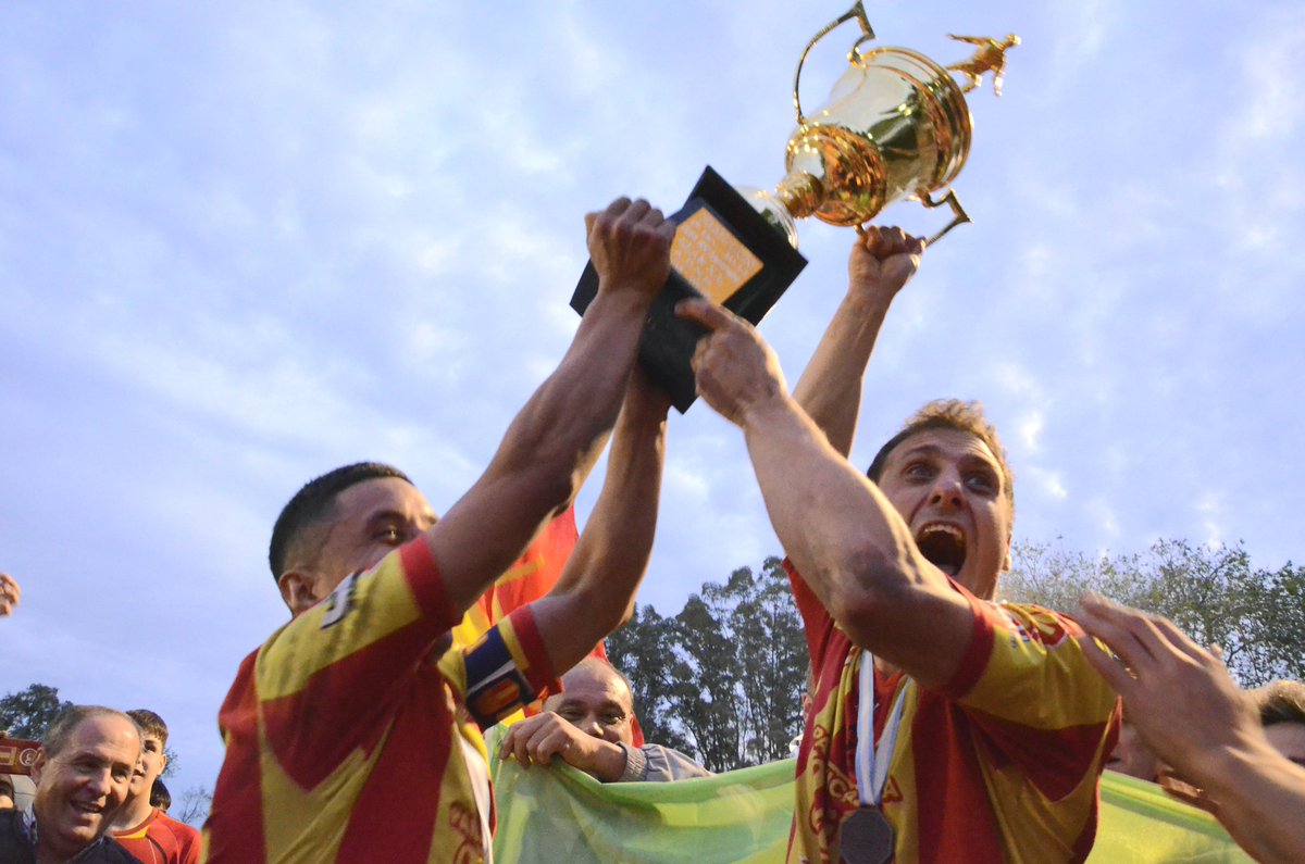 Barracasoficial's tweet image. Buenas noches para vos que sos TRI CAMPEÓN!

🏆🏆🏆

❤️💛❤️