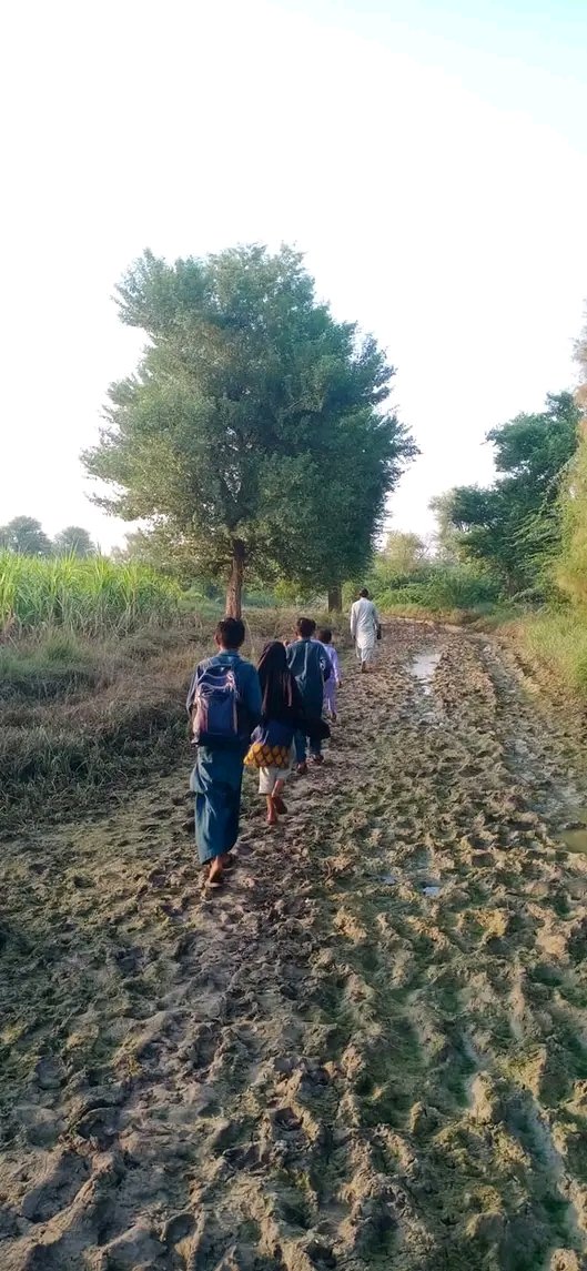 RaoAmjadHassan's tweet photo. Students are back to School after heavy floods in Rajan Pur♥
Many of students in our area have no bags,books and stationary but their quest for knowledge is still at the best♥
May Allah help all
#RajanPur #rajanpurflood #expertclassroom
#ExpertMDCAT https://t.co/592rWni00r