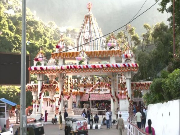 ani_digital's tweet photo. Devotees offer prayers to Maa Durga on first day of Navratri

Read @ANI Story | https://t.co/fFwUatsXqe
#Navratri #navratri2022 #NavratriSpecial https://t.co/CWt5QgZcuA